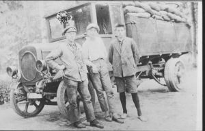 1925
Links Hank Kool, Niek Bakker en Djurre Kool bij de Athlas vrachtwagen op de Oosterhaven
