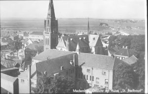 Op voorgrond Huize Radboud en Martinuskerk 1935
